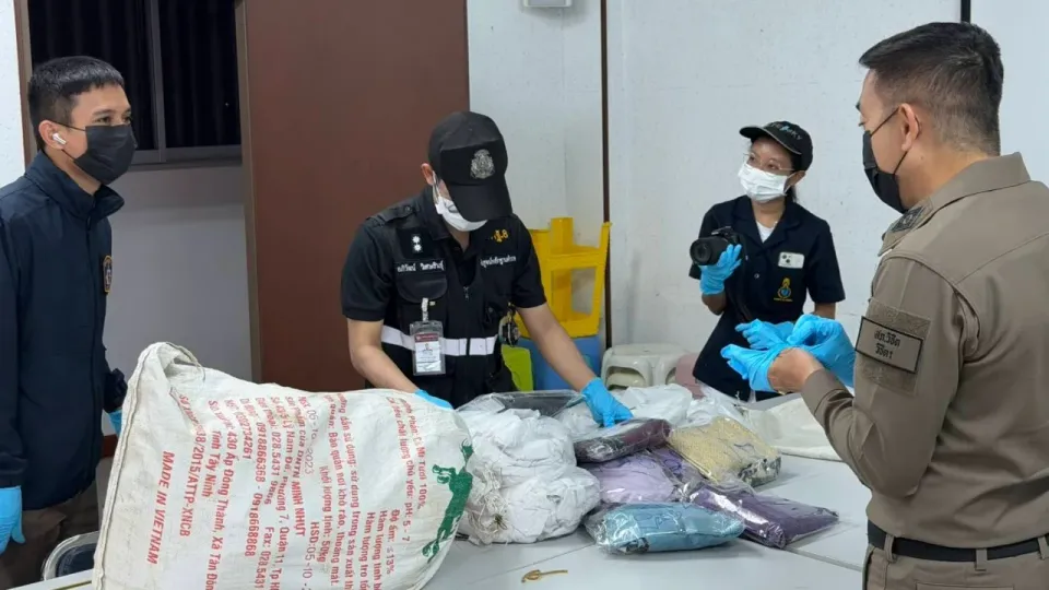 La police de Phuket saisit 6,198 kg d’héroïne dissimulés dans des vêtements thaïlandais destinés à l’Australie