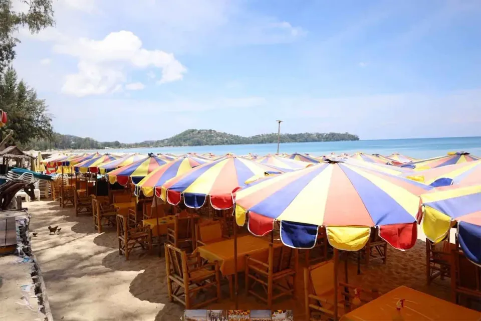 Les autorités de Phuket récupèrent un terrain public en bord de mer à Bang Tao-Choeng Talay