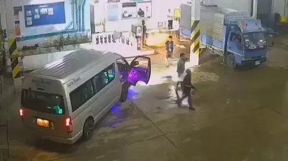 Van driver surrenders after allegedly threatening workers with rifle