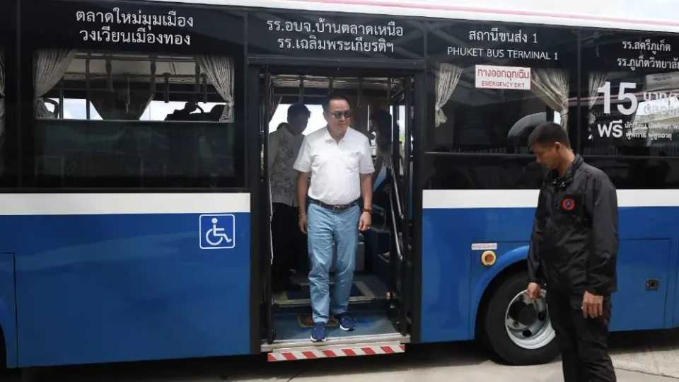 Anutin prend le Phuket EV Smart Bus pour promouvoir le covoiturage et réduire le trafic