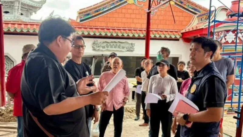 Officials inspect Phuket Town shrine after land encroachment complaint