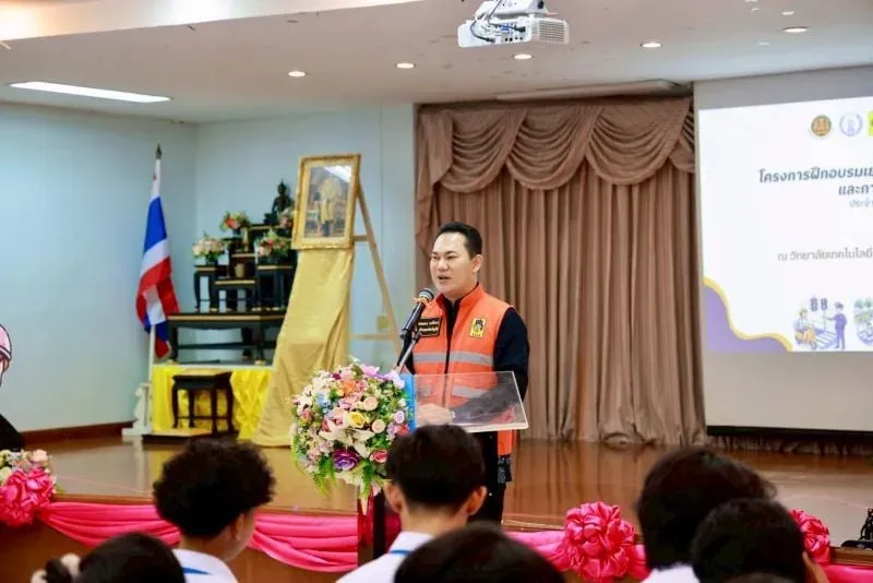 Phuket副府尹为83名学生主持青少年道路安全培训