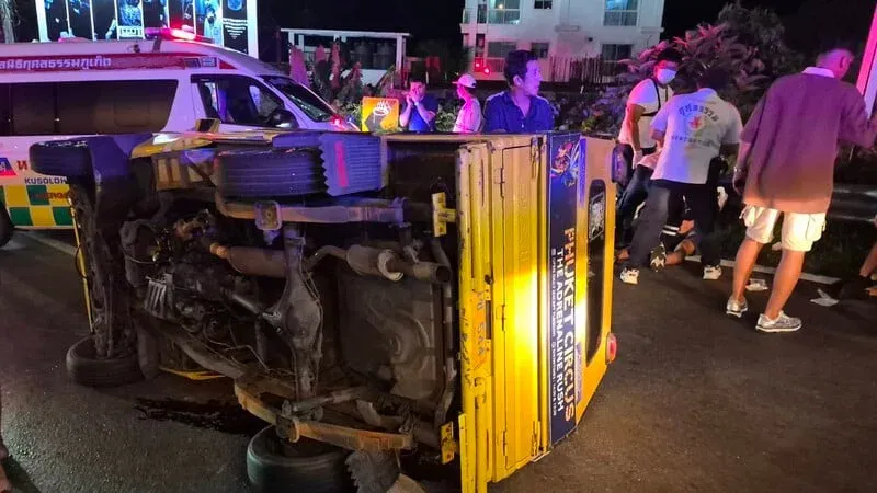 Fünf omanische Touristen verletzt, als Tuk-Tuk auf Patong Hill umkippt