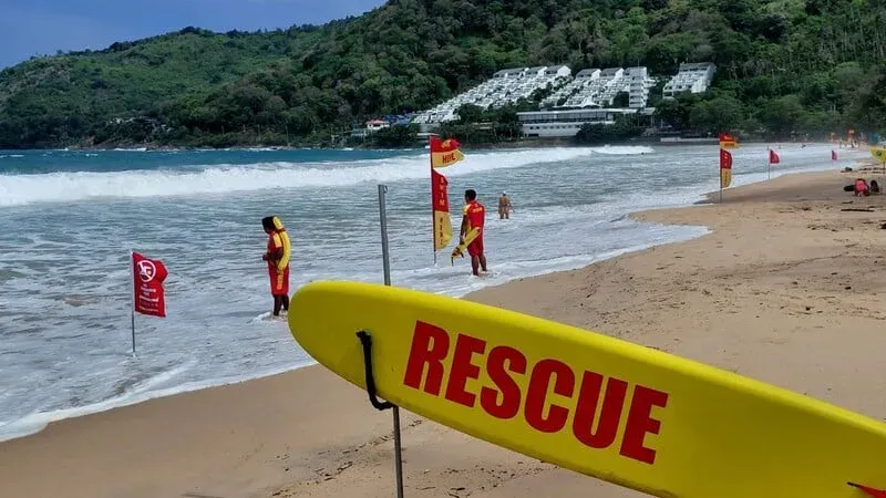 Karon reste la plage la plus meurtrière de Phuket alors que les autorités poussent à un système unifié de maîtres-nageurs sauveteurs