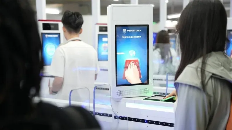 L’aéroport de Phuket lancera demain des portiques automatiques pour le contrôle des passeports au départ