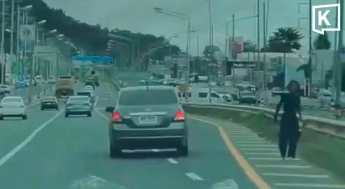 视频显示一名男子在 Phuket 绕行公路上向过往车辆投掷石块