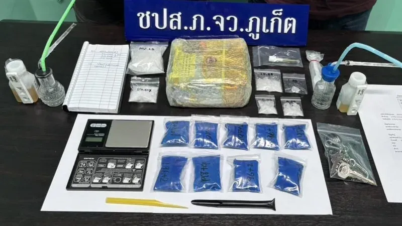 Deux hommes arrêtés lors d’une descente à Ratsada, la police de Phuket saisit 1,2 kg de méthamphétamine en cristaux