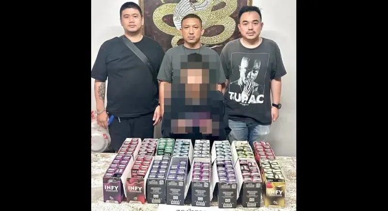 La policía de Patong arresta a un hombre y decomisa 134 cigarrillos electrónicos en una redada en un condominio de Nanai Road