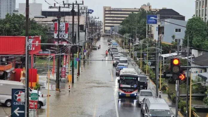 Starker Regen trifft Phuket: Überschwemmungen in Patong und Phuket Town, während die Pegel in den Kanälen steigen