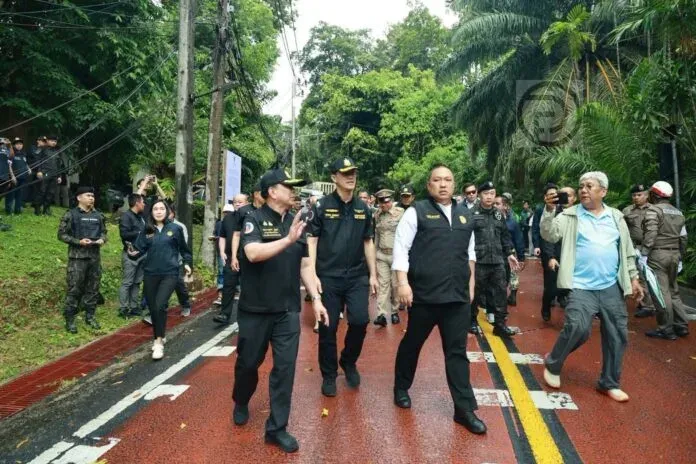 Biträdande inrikesministern övervakar återtagandet av mark i nationalparken Sirinat i Phuket