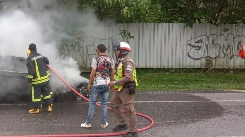 Auto destruido en incendio en una transitada carretera de Kathu