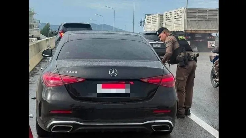 الشرطة تحبط محاولة امرأة الانتحار على جسر في بوكيت