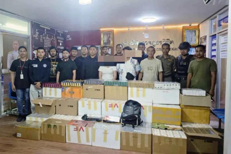 Joven pareja arrestada tras incautación policial de 216,000 cigarrillos de contrabando en Phuket
