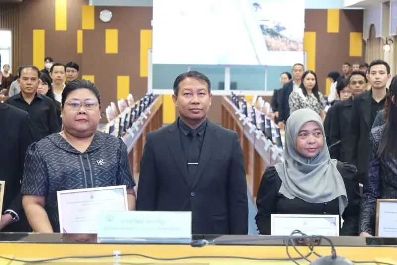 Phuket schools receive anti-corruption education awards at provincial meeting