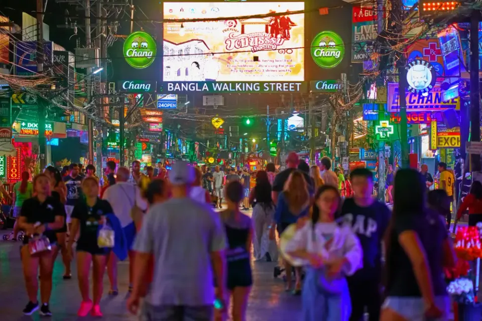 Bangla Road 与芭东夜生活：酒吧、夜店、价格与实用指南