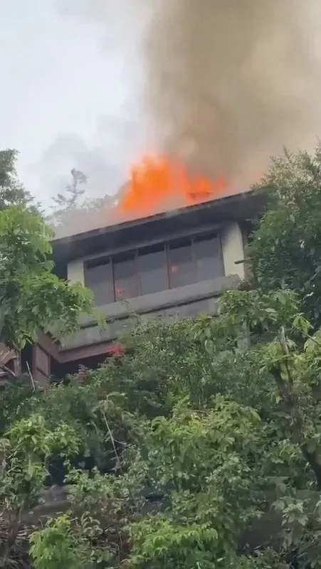 Feuer beschädigt Luxusvilla in Kamala
