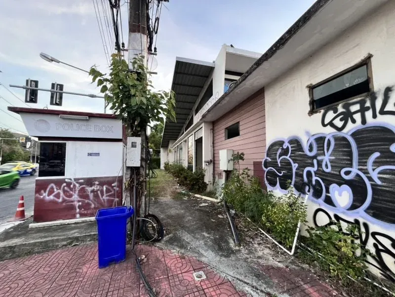 شرطة مقاطعة بوكيت (Phuket) تقول إنه لا دليل على وقوف عصابات شبابية وراء الكتابات على الجدران لتحديد مناطق النفوذ