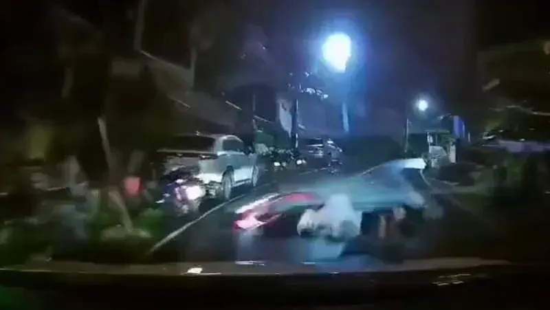 سائح مغربي يُصاب بعد اصطدام دراجته النارية بسيارة أجرة في باتونغ (Patong)