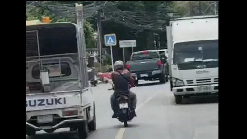 驾车人护送救护车穿过普吉岛车流前往医院