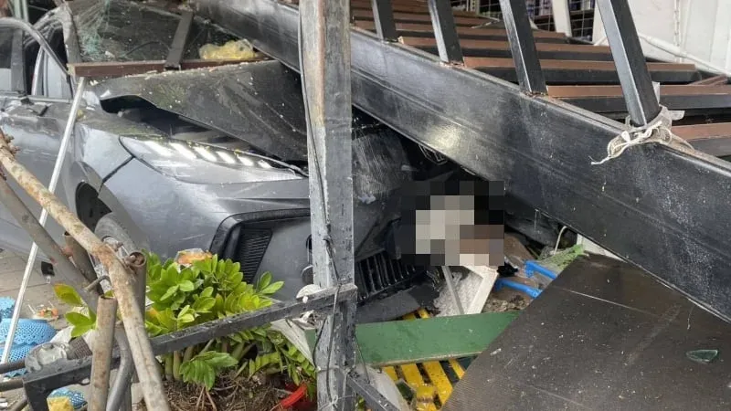 汽车撞入普吉国际机场附近药房，女子身亡