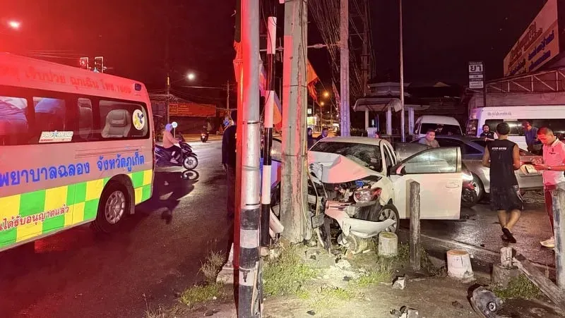 Un adolescent tué et deux blessés dans un accident contre un poteau électrique à Chalong