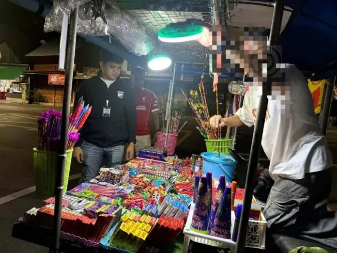普吉市警方拘捕两人，查获3049件涉嫌非法销售的烟花爆竹
