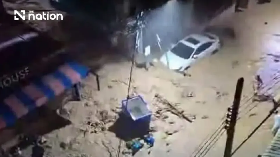 שיטפון בזק גרם נזק לבתים ולכלי רכב בפאטונג לאחר 117 מ״מ גשם