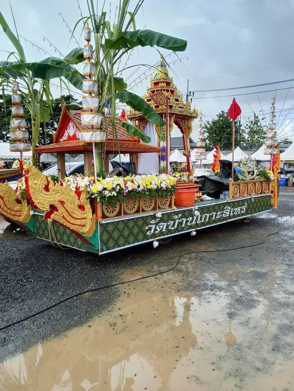 تواصل مواكب لاك فرا في بوكيت (Phuket) رغم الأمطار الغزيرة