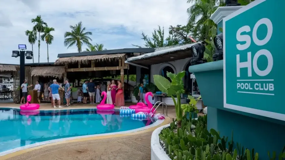 Soho Pool Club в Boat Lagoon на Пхукете предлагает бесплатный доступ к бассейну