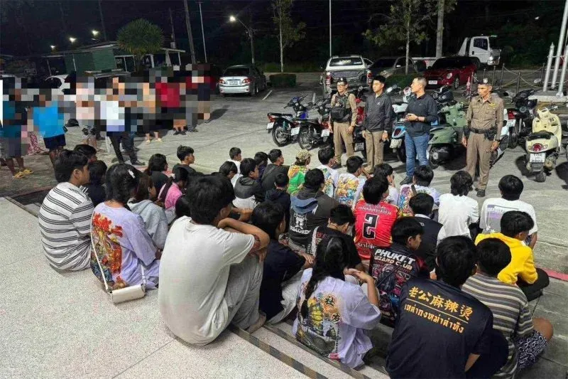 プーケットで花火めぐり、10代のバイク運転者11人を警察が逮捕